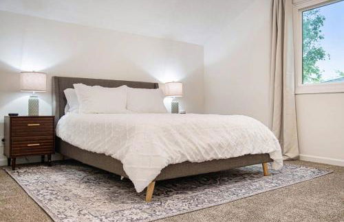 Cozy & Elegant Gem Fenced Yard BBQ & Games - Foto 33