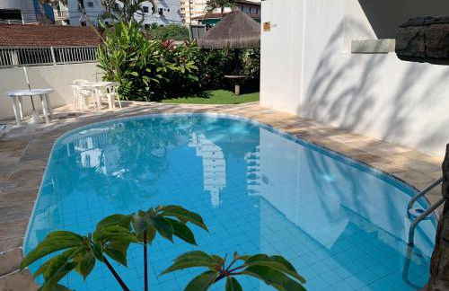 Apartamento Praia das Astúrias, 2 minutos de caminhada para praia, piscina, garagem demarcada, cama Queen - Foto 13