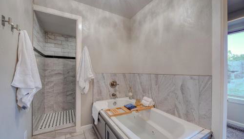 Private Pool Sleeps 14 3 King Beds Near OU - Foto 5, towels, Shower