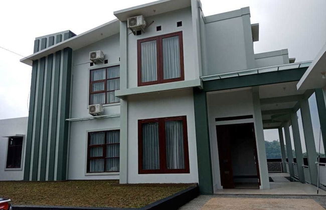 Villa Fahim 2 Puncak 4 Bedroom - Photo 1