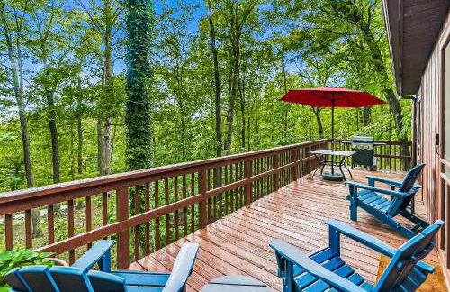 River Cabin w Hot Tub, Screened Porch & Fire Pit - Photo 7