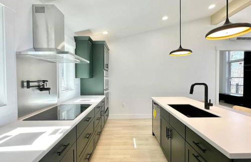 Luxe Modern Lakefront Oasis - Hot Tub, Sunset Views, Pet & Family Friendly! Close to UMF! - Foto 26