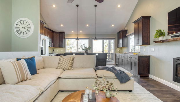 2 Decks, Views, Firepit Cozy Modern & Relaxing Home Blue Spruce by Avantstay - Foto 3, Interior