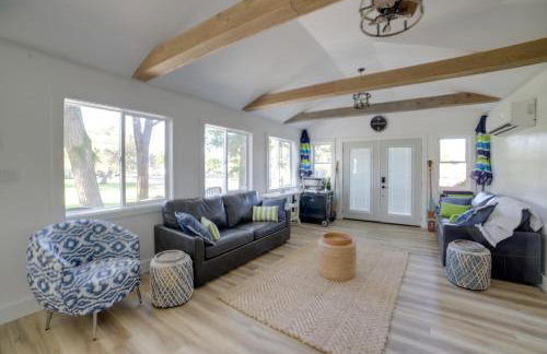Stylish Grass Lake Retreat - Steps to Park! - Foto 7