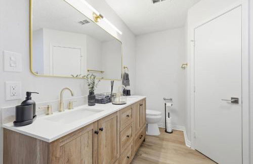 Luxury Living w Backyard Pool Oasis 5BD 3BA - Foto 24