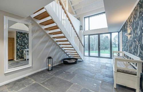 Traditional Architecture Meets Modern Design - Photo 9