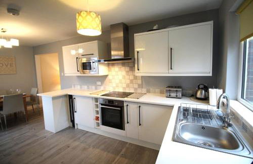 3 Bedroom House - Parking - Wifi - Fully Refurbished Throughout - New Kitchen & Bathroom - Foto 16