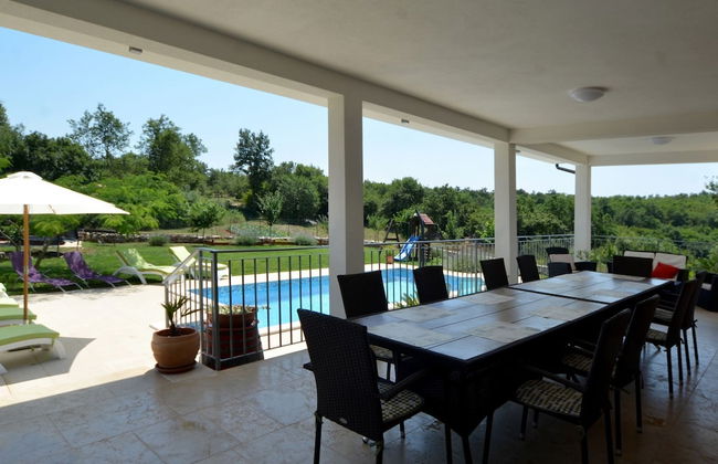 Exquisite Secluded Villa With Pool - Photo 37