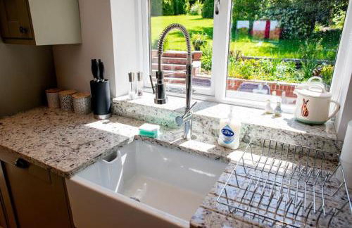 Country Crabtree Bungalow with large wild garden - Photo 71