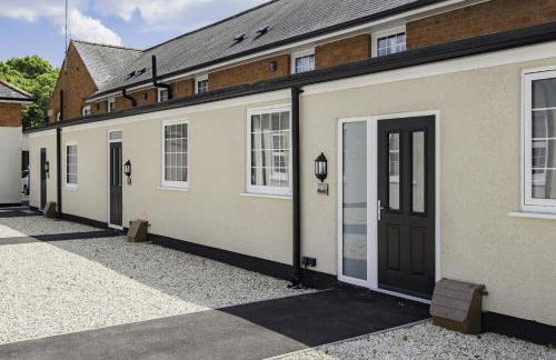 2Bed Flat-Secured Free Parking-by Holiday Homes - Photo 21