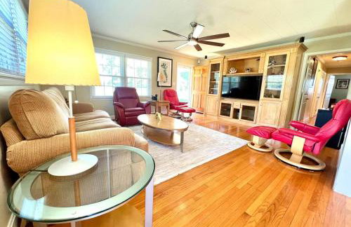 Secluded Farmhouse Retreat - Groups & Pets Okay! - Photo 6