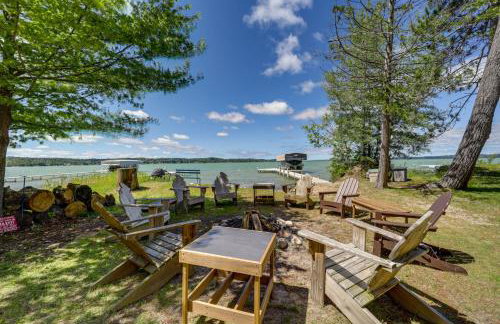 21 Mi to Slopes! Torch Lake Home with Private Beach - Foto 27