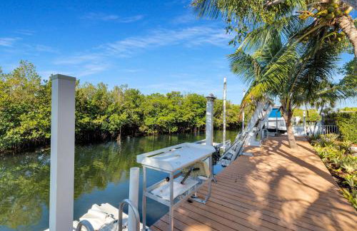 NEW LISTING! Reel Joy Waterfront Luxe with Pool and Private Dock home - Foto 55
