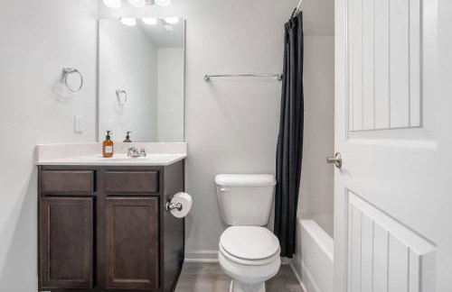 4BR Townhouse King Bed 2-Story Near NC State - Foto 7