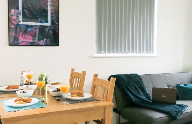 Tudors eSuites Two Bedroom & Balcony - Photo 11