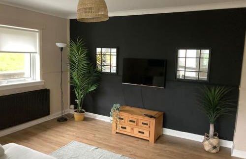 Budget friendly apartment with stairs Near Glasgow airport and Loch Lomond - Foto 1