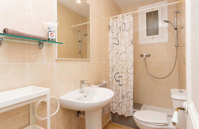 2 bedroom Apartment in Barcelona - Photo 5