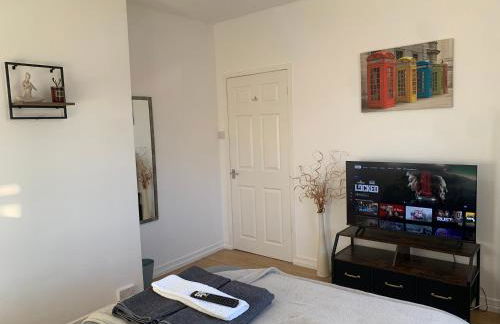 Douglas Apartment - Trains to Edin & Glasgow - Private Parking - Photo 4