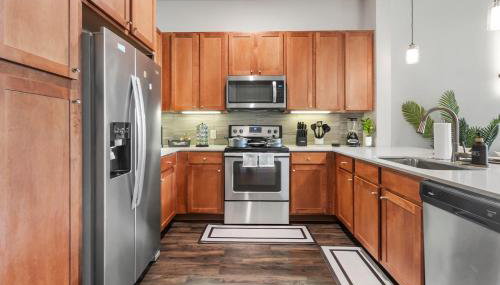 Downtown Modern Elegance Suite with Free Parking, Pool, WIFI and a King Bed - Foto 4