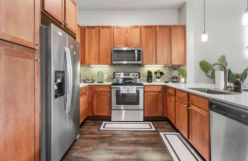 Downtown Modern Elegance Suite with Free Parking, Pool, WIFI and a King Bed - Foto 4