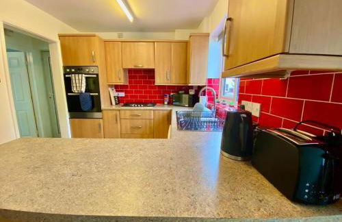 Your Leominster Base - 3BR Home with Garden & Parking - Foto 18