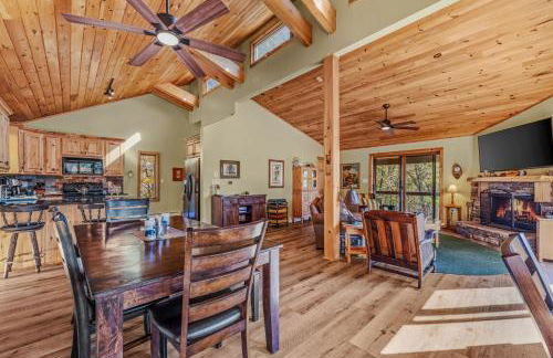 Camp Dancing Bears - Wifi, Riverfront, Pet Friendly, Fire Pit, Grill, Deck, Fishing, Games, Fireplace, King Bed - Photo 17