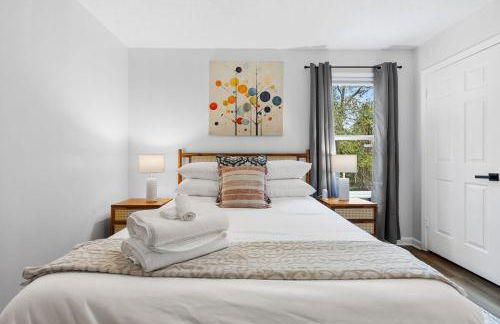 Stylish 2BR Urban Stay Near CAE Pet Friendly - Photo 18