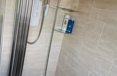 Goldthorn Wolverhampton sleeps 5 long term comfortably and families - Foto 25