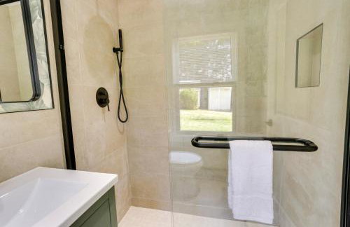 Walk to White Lake Family Home with Deck and BBQ - Foto 12