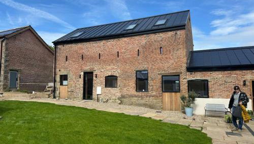 The Hayloft, Modern 4 Bed, 8 person, Barn Conversion in a Rural Location with Great Access & Hot Tub - Foto 2