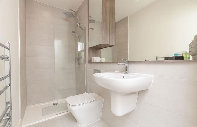 Deluxe Heathrow Apartments & Parking - Photo 36