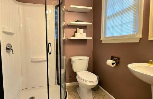 Spacious 4BR Retreat Yard, BBQ & Prime Location - Foto 26