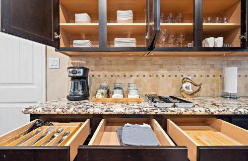 Nr DT, Med Center, Midtown Sleeps 16 Game Room - Photo 11