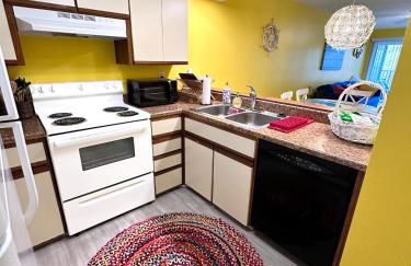 Stylish 2BR Condo Near Beach, Large Pool & Patio, Pet Friendly - Foto 11