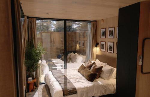 Staghorn | Modern Lux Mirror Home | HotTub & Woods - Foto 40