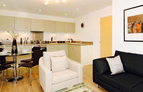 New Central Woking 1 and 2 Bedroom Apartments with Free Gym, close to Train Station - Photo 31