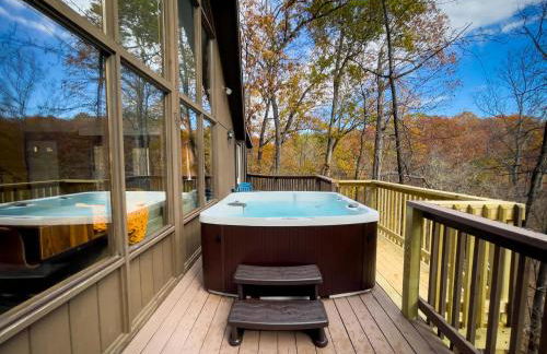 Chalet w Hot Tub Fireplace Grill FirePit & Wifi - Photo 29