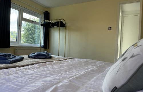 Caterham 3 Bed House, Free on street Parking - Photo 7