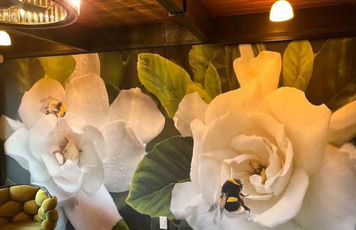 Swanky Mid-Modern Century-5 Decks-90 inch 4K Screen - Foto 29