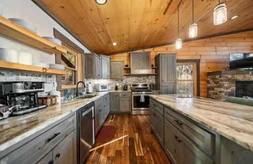 Chardonnay Chalet - Luxe Modern Chalet - Hot Tub, Wi-Fi, Fire Pit, Game Room, Amazing Deck - 15 min to Blue Ridge - Foto 10