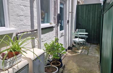 West Street Views #1 - Peaceful town centre apartment - Photo 10