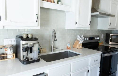 Waddle on Inn- Hot Tub, Pet Friendly, Fully Fenced, 5 Blocks to Beach! - Foto 12