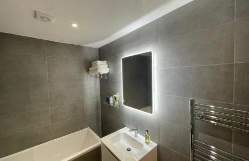 Elegant Windsor Flat - Short Walk to Windsor Castle, River Thames & Train Station - Foto 26