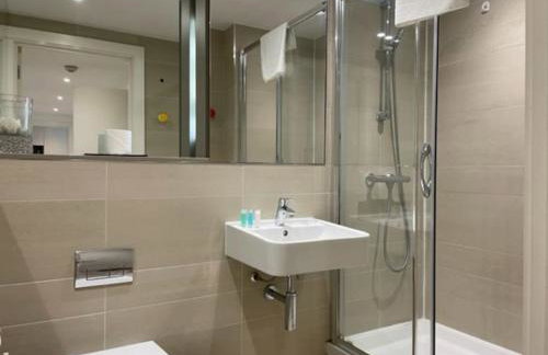 2-bed 2-bath Greenwich Apartment with balcony & lift - Photo 57
