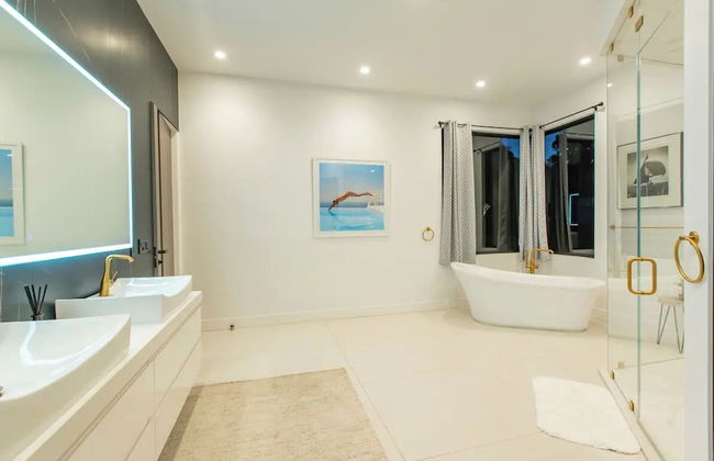 Willow Glen - Hollywood Hills Multi-level Villa With Theater & Pool - Photo 33