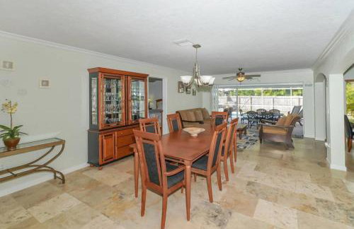 Heated Pool Home - Perfect Location - Walk to Beach, Restaurants and More! - Foto 12