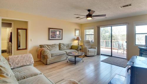 Dock and Water-View Deck Home on Lake Dardanelle - Foto 4