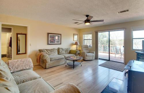 Dock and Water-View Deck Home on Lake Dardanelle - Foto 4
