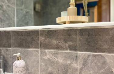 Modern Central Manchester Condo Next To AO Arena - Parking - Local Attractions - Foto 32