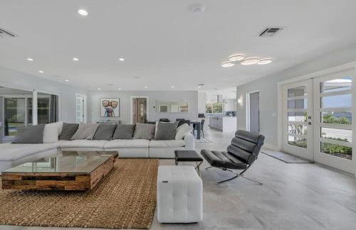 Intercostal Front Singer Island Pool Home - Photo 13